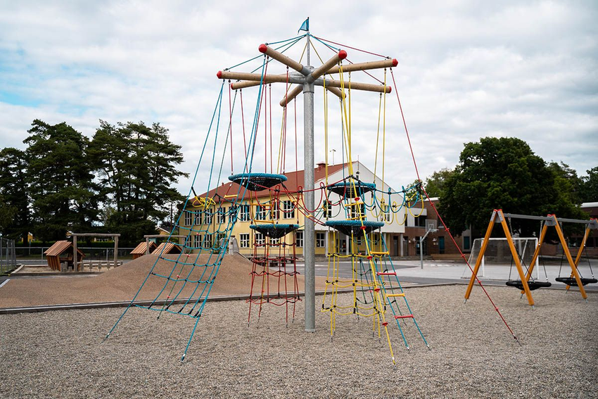 Kokiu atstumu nuo vietos, kurioje stovite, yra mokyklos pastatas?