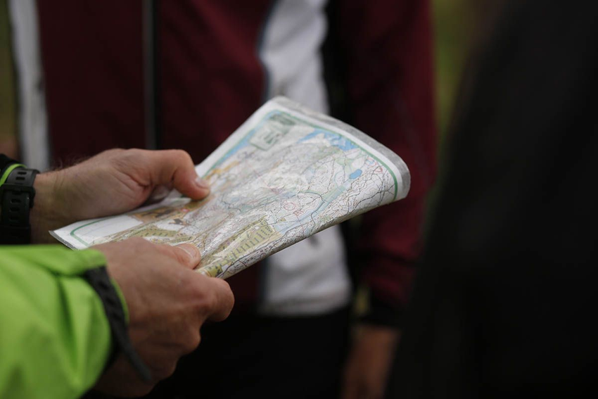 Rankų, laikančių žemėlapį, nuotrauka